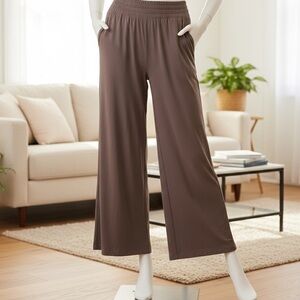 New with tag Vuori villa wideleg dark brown pajama women’s size M